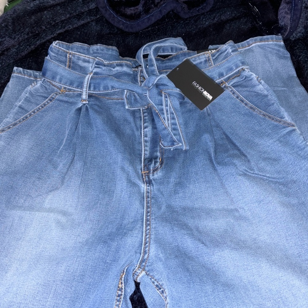 Belted skinny jeans